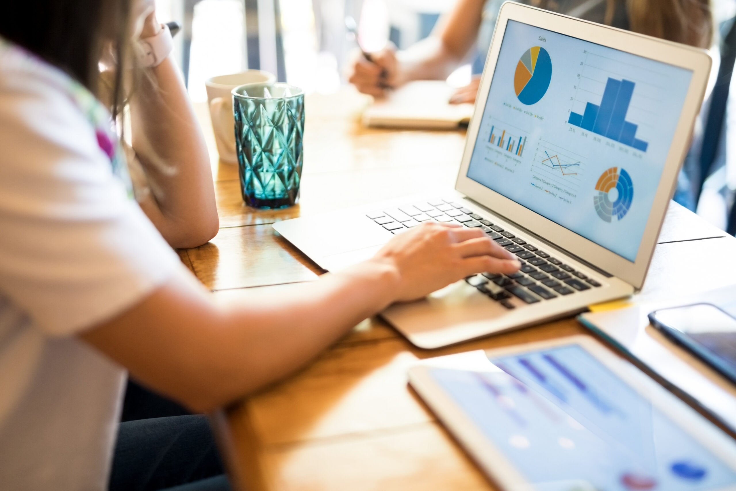 Messbare Ergebnisse – Teamwork an Laptops